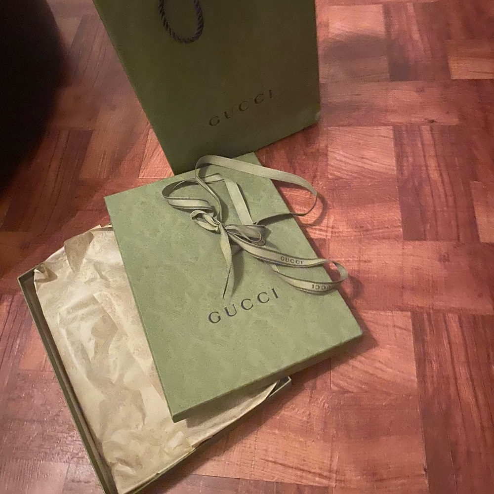 Empty Gucci box & bag.